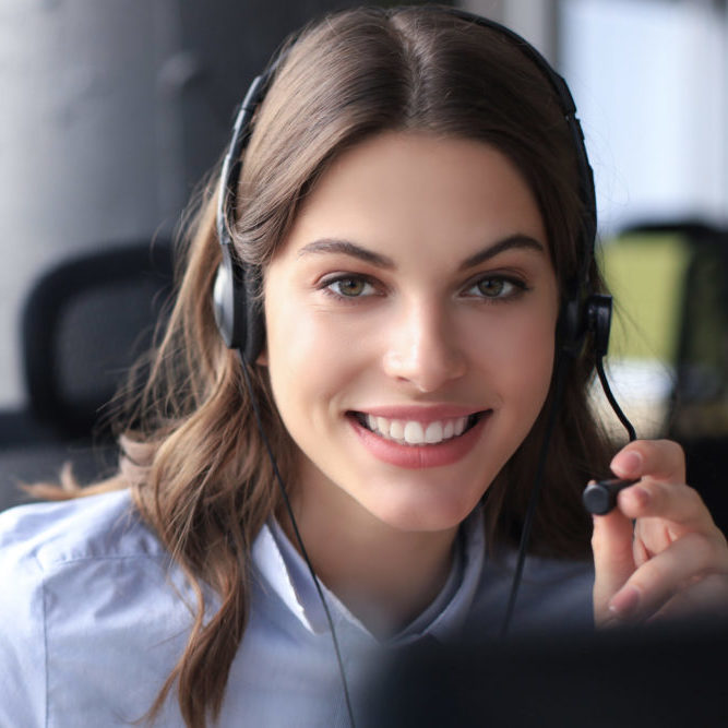 frau am telefon mit headset und mikrofon Kontakt