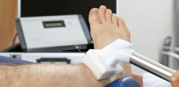Bein mit Wunde und Kaltplasma Wundversorgung